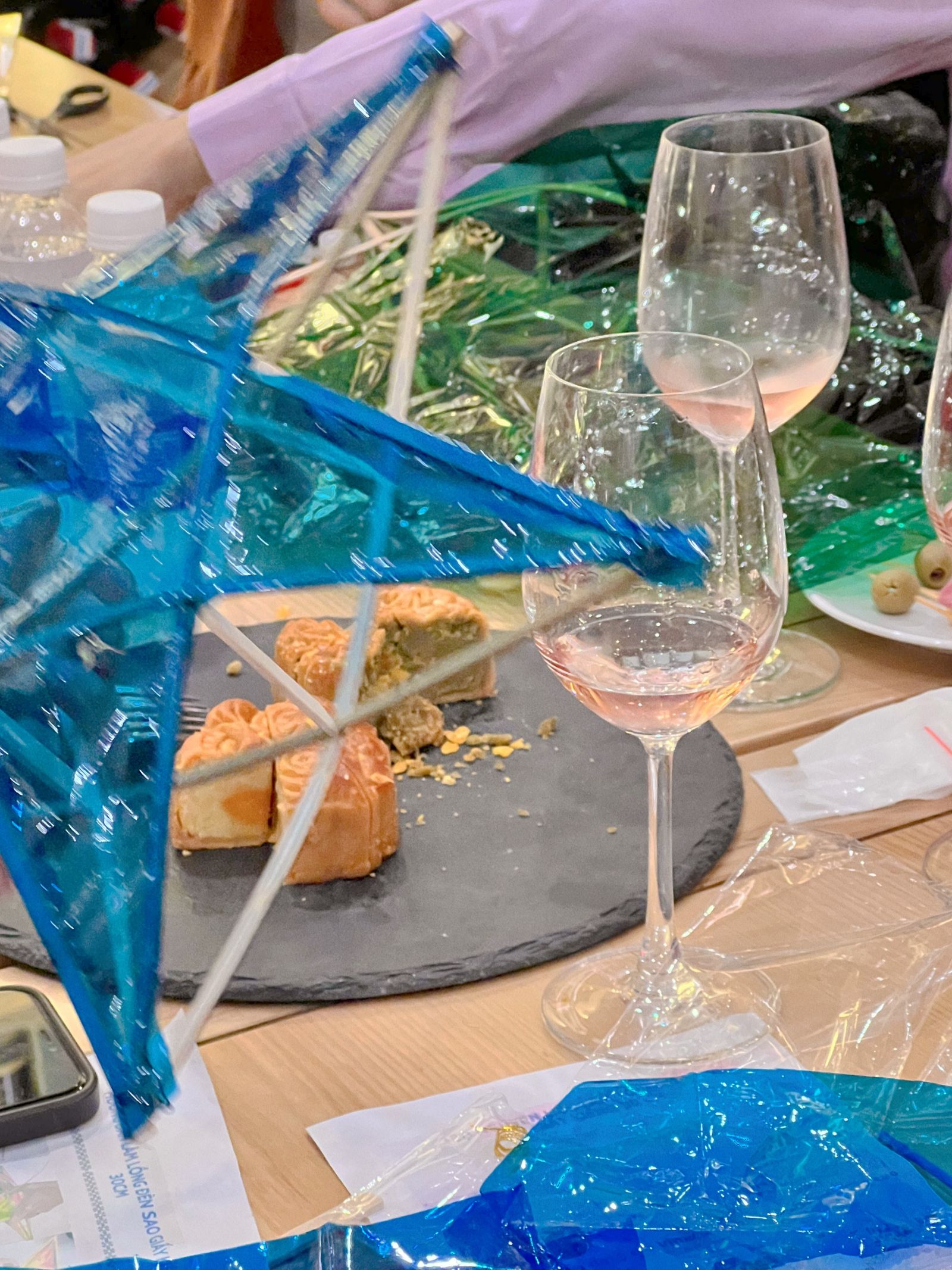 Ăn bánh Trung Thu và uống rượu vang tại WeWine