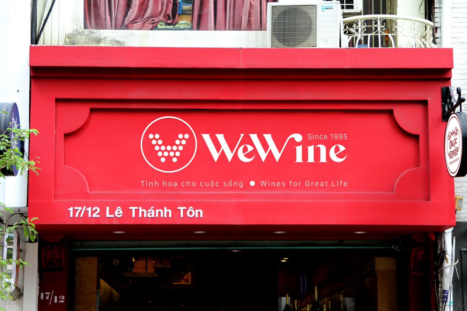 Logo nhận diện thương hiệu WeWine - Hệ thống bán lẻ đồ uống cao cấp uy tín trên cả nước