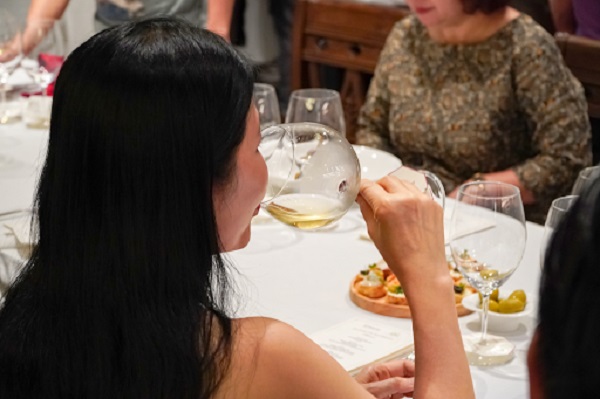 Khoảnh khắc nếm rượu vang (Taste) tại tiệc do WeWine kết hợp với khách hàng tổ chức