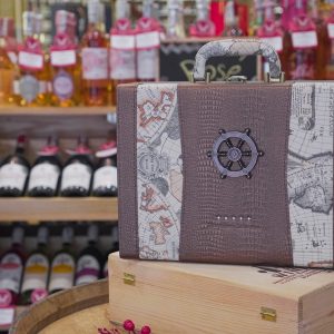 Hộp da đựng 2 chai dạng vali cao cấp viền bản đồ 2022