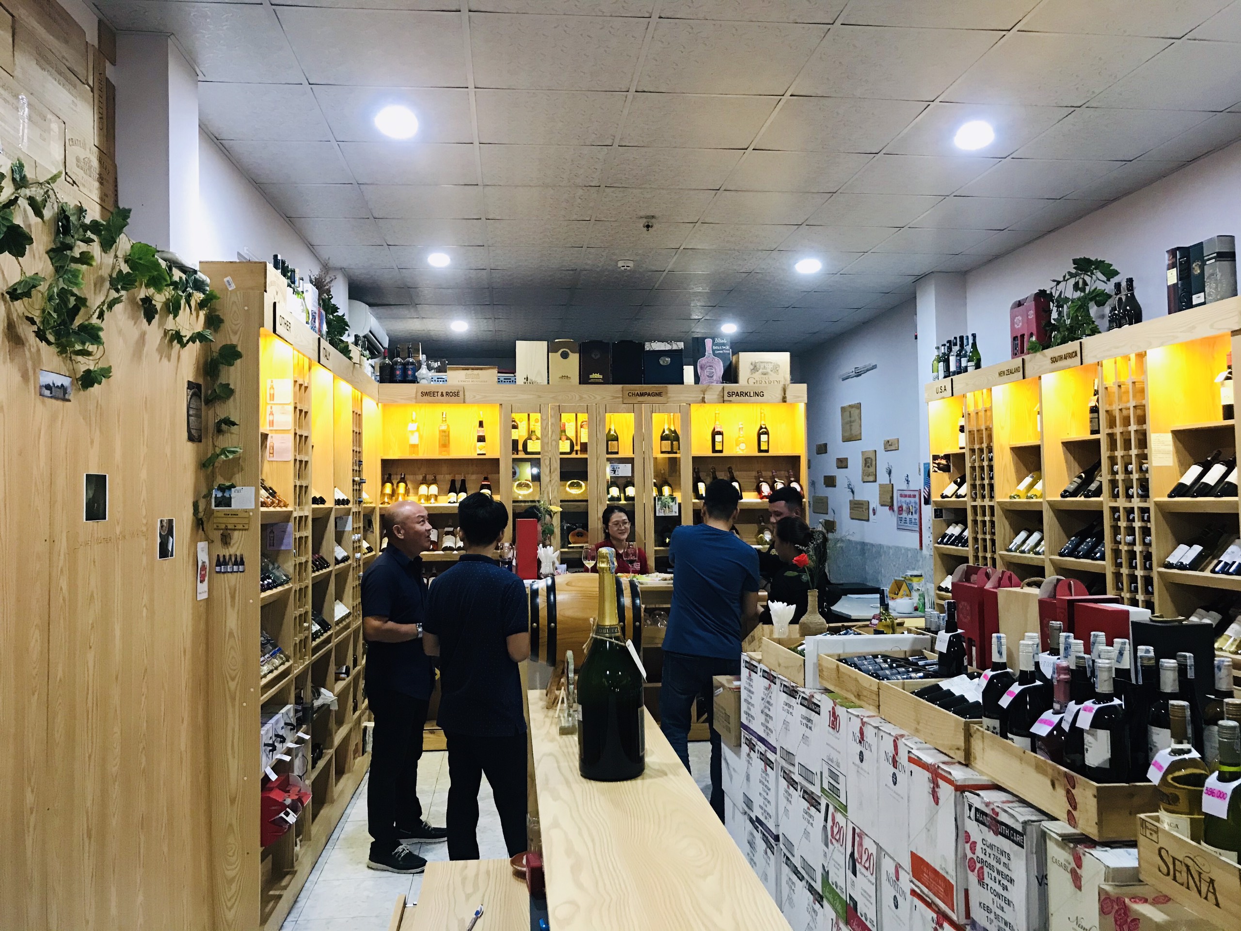 khách hàng ghé thăm cửa hàng rượu vang WeWine