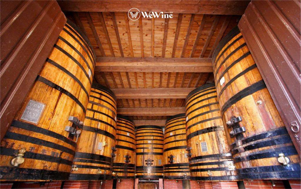 Rượu vang Pháp thường được ủ trong thùng gỗ sồi đặc trưng. 