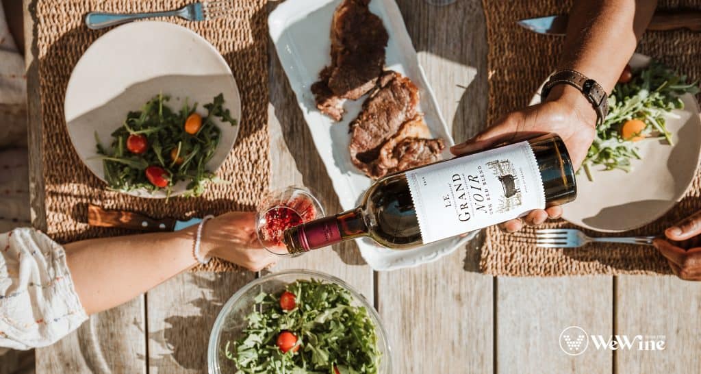 Le Grand Noir & beefsteak - cuộc hẹn hò hoàn hảo từ vùng rượu vang Pháp, nơi tanin mạnh mẽ khiêu vũ tango trên đầu lưỡi
