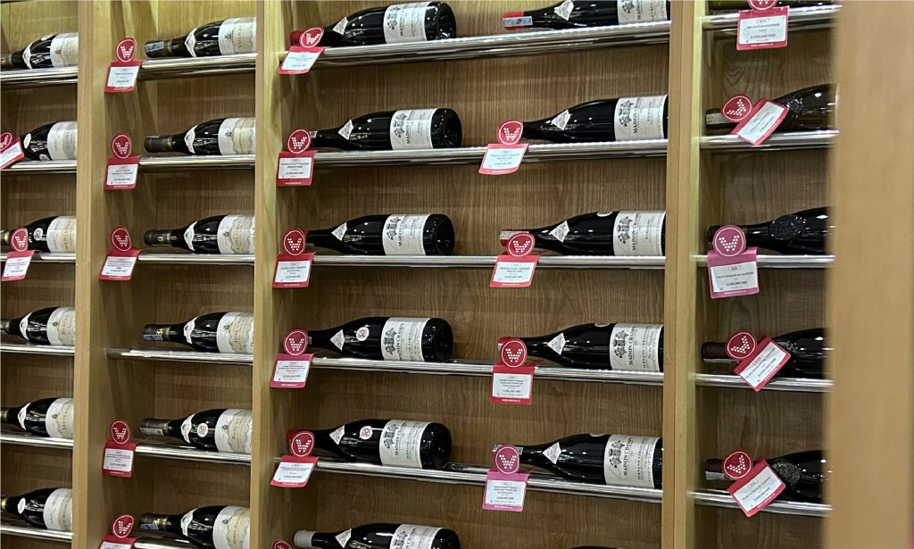 Bảo quản rượu vang bằng cách đặt nằm ngang giúp nút cork luôn ẩm, ngăn không khí xâm nhập và duy trì chất lượng rượu.