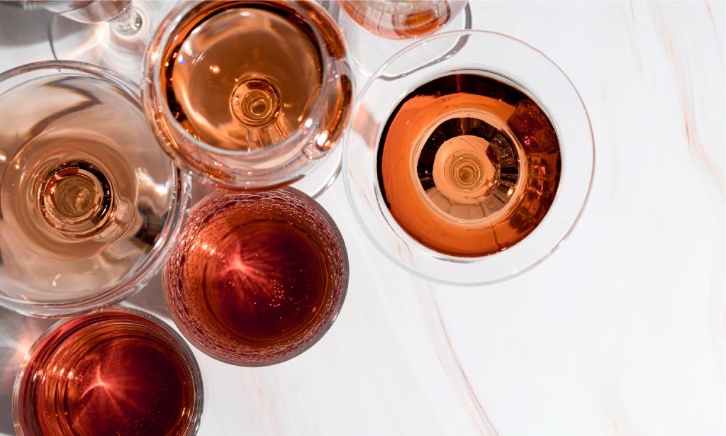 Bảo quản rượu vang không đúng cách khiến rượu đỏ chuyển sang màu nâu gạch do quá trình oxy hóa và lão hóa quá mức.