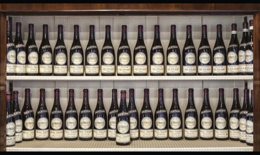 Bertani Amarone della Valpolicella - kiệt tác rượu vang Ý từ kỹ thuật appassimento cổ xưa, nơi nho phơi khô tạo nên độ đậm đà và phức tạp đặc trưng của Veneto.