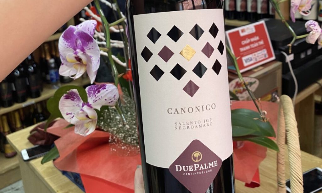 Từ đất đỏ Salento màu mỡ, Due Palme Canonico tạo nên chai rượu vang Ý phản ánh chân thực linh hồn nóng bỏng của miền Nam nước Ý.