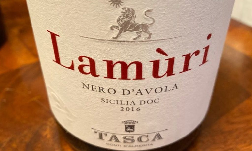 Từ cao nguyên Regaleali 400-600m, Tasca d'Almerita tạo nên chai rượu vang Ý Lamùri với độ phức tạp và tinh tế đặc trưng của Nero d'Avola.