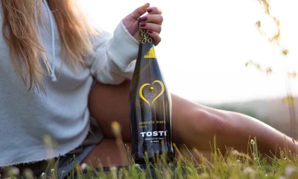 Tosti Moscato d'Asti - chai rượu vang Ý ngọt tự nhiên từ Piedmont, mang đến hương vị hoa và trái cây tươi mát với độ cồn nhẹ nhàng đặc trưng.